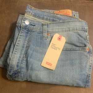 Levi’s
ATHLETIC
TAPER
STRETCH
SITS AT WAIST
EXTRA ROOM IN
SEAT AND THIGH
38 × 30